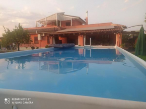 La stanza delle Muse in Villa con Piscina Fontane Bianche